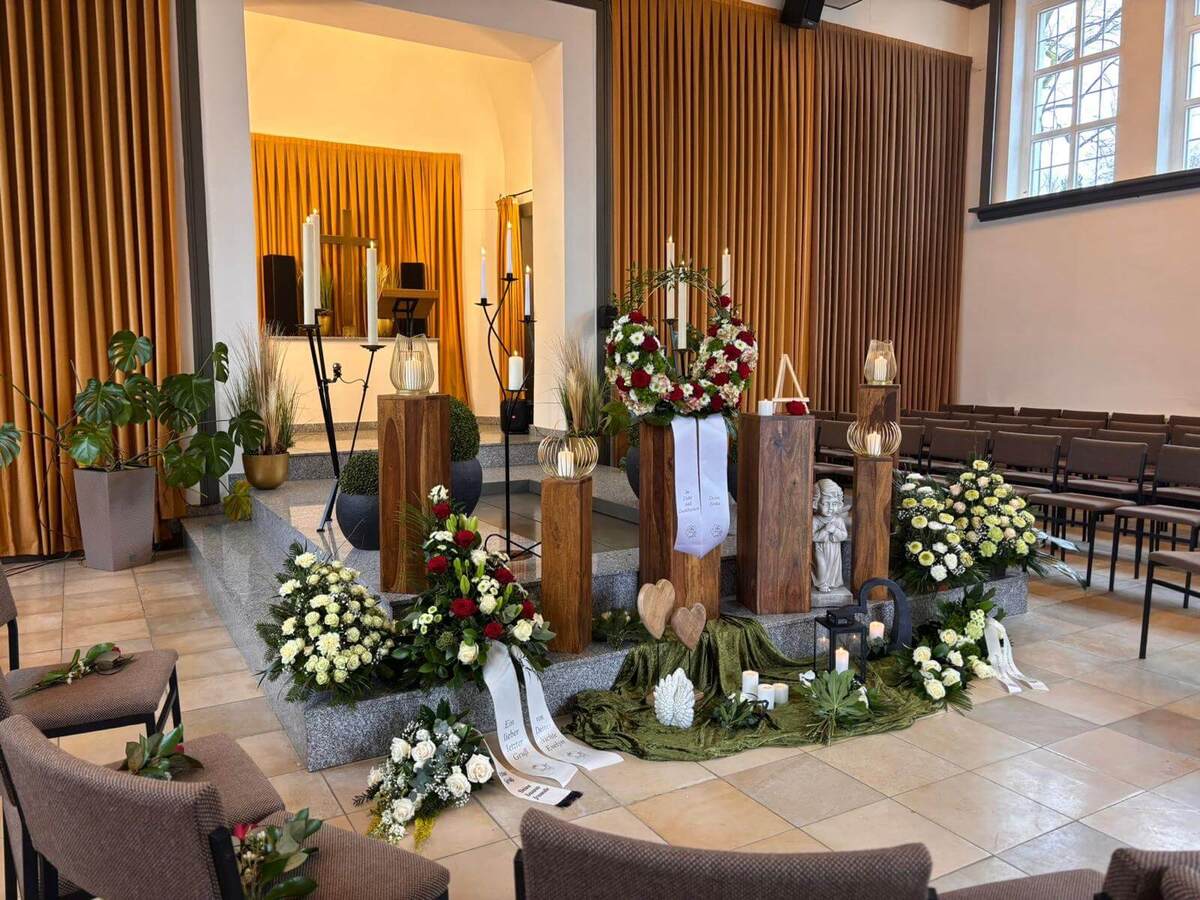 Würdevoll gestalteter Aufbahrungsraum im Bestattungshaus Sternenblick Pößneck